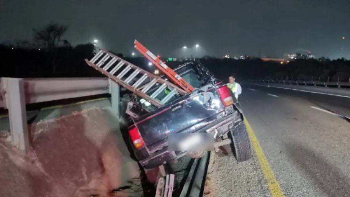 Impacta su camioneta en corredor urbano 